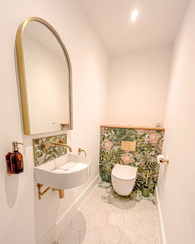 Feature tiles are always a good idea in cloakrooms 🌷 

Keeping things simple in this cloakroom making the toilet area a feature works so well in this design. 

Loving this look, double tap if you do to! 💗

#cloakroom #cloakroomdesign #pinkandgold #cloakroomtoilet